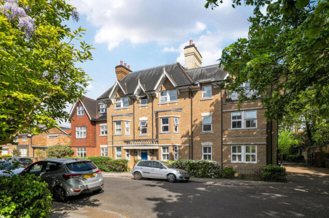 3 bed property, in Lansdowne Road, £650,000