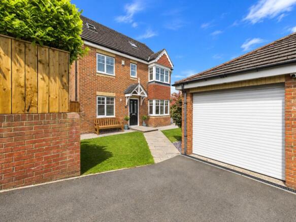 5 bed property, in Prescott Way, £300,000