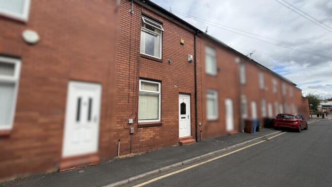 2 bed property, in Bolton Street, £180,000