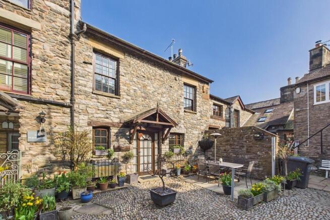 2 bed property, in Oak Cottage, £360,000
