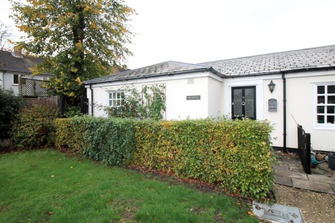 1 bed property, in Pittville Circus, £180,000