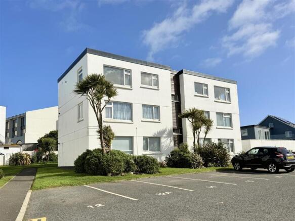 2 bed property, in Watergate Road, £200,000