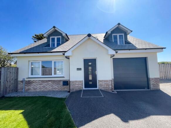 5 bed property, in Pendeen Park, £530,000