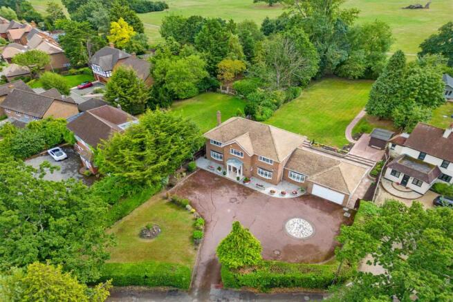 5 bed property, in Vine Grove, £1,950,000