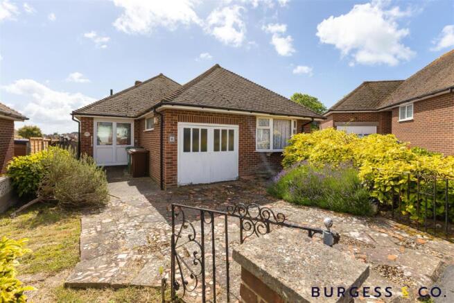 3 bed property, in Royston Gardens, £325,000
