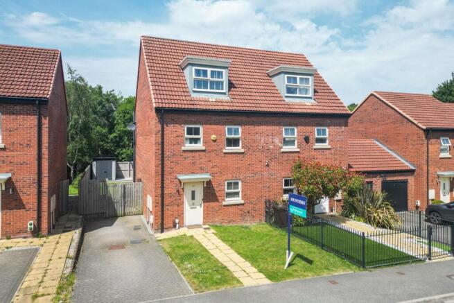 4 bed property, in Asket Drive, £325,000