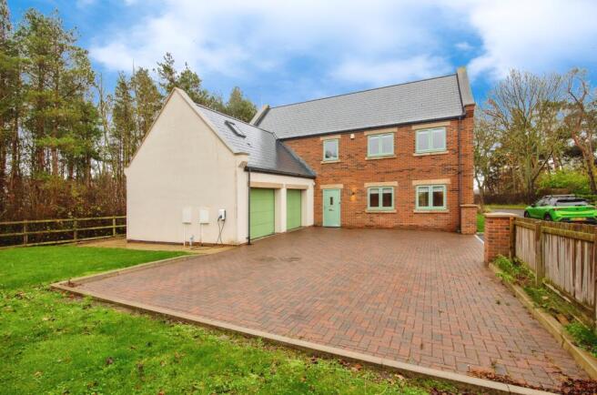 5 bed property, in Whitefield Farm, £650,000