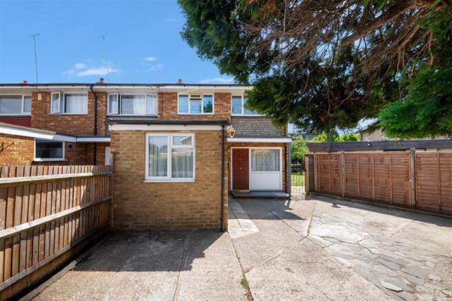 4 bed property, in Andover Close, £575,000