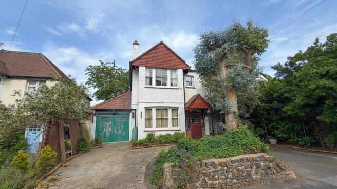 3 bed property, in Rotherfield Road, £640,000