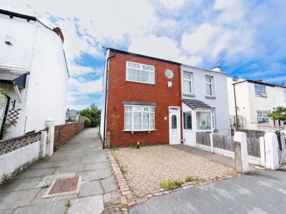 2 bed property, in Banastre Road, £185,000
