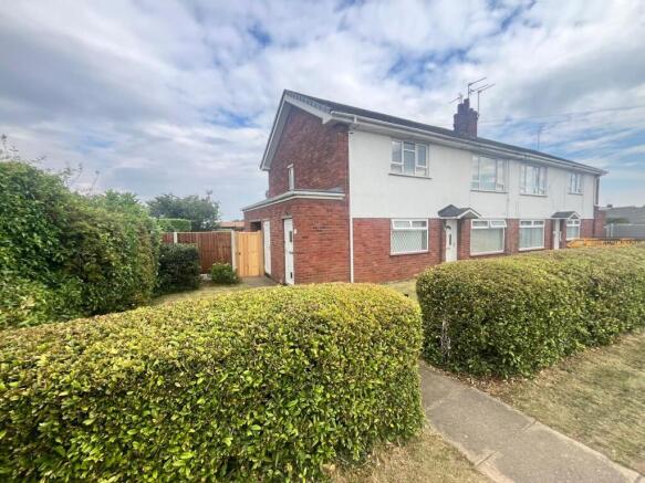 2 bed property, in Southfield Road, £100,000