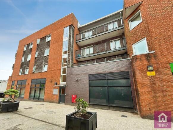 1 bed property, in Stockport Road, £120,000