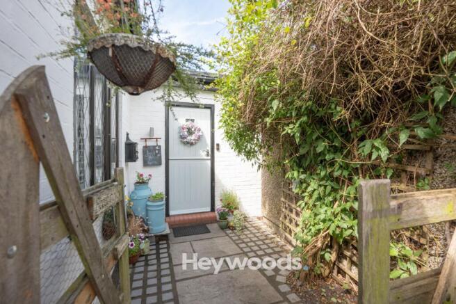 2 bed property, in New Road, £250,000