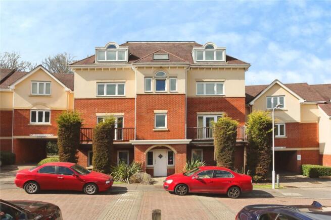 2 bed property, in Addison Road, £200,000