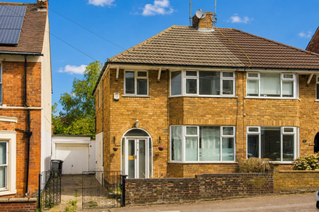 3 bed property, in Trafalgar Road, £190,000