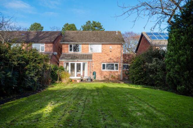 4 bed property, in Ringinglow Road, £595,000
