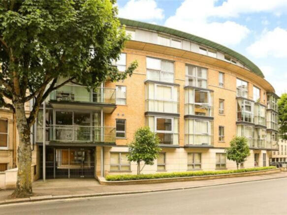 2 bed property, in South Contemporis, £419,000