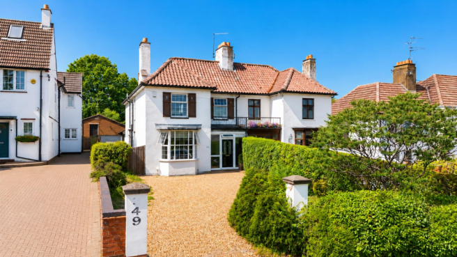 4 bed property, in Billing Road East, £500,000