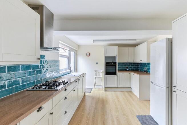 3 bed property, in Abbots Close, £325,000