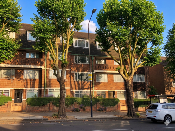 2 bed property, in Hilldown Court, £275,000