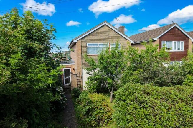 3 bed property, in Hythe Road, £370,000
