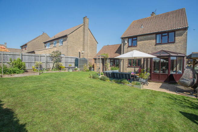 4 bed property, in Hunters Mead, £650,000