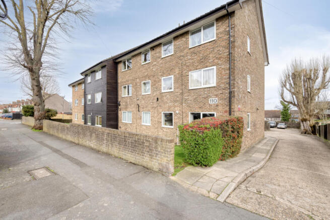 1 bed property, in Benhill Road, £215,000