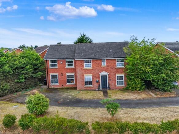 5 bed property, in Glovers Way, £425,000