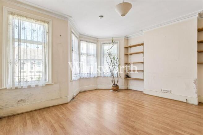 1 bed property, in Woodside Gardens, £325,000