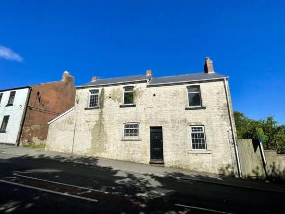 4 bed property, in Front Street East, £300,000