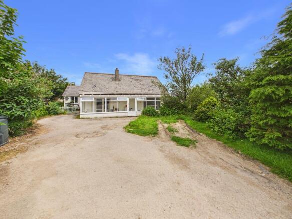 6 bed property, in Longdowns, £475,000