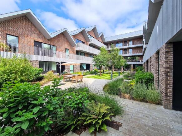 2 bed property, in Horsell Moor, £425,000