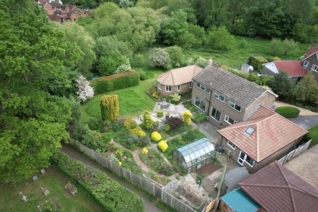 4 bed property, in Bournefield, £900,000