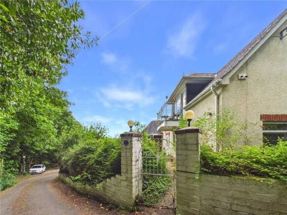 4 bed property, in Lodge Hill, £750,000