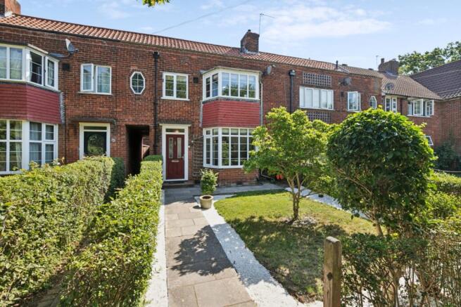 3 bed property, in Lemsford Lane, £450,000