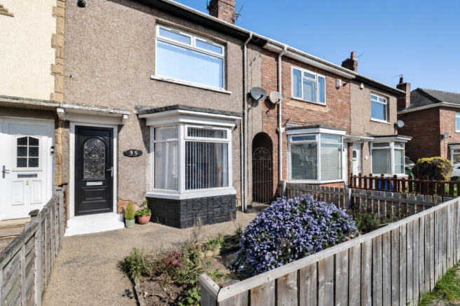 2 bed property, in Essex Crescent, £100,000