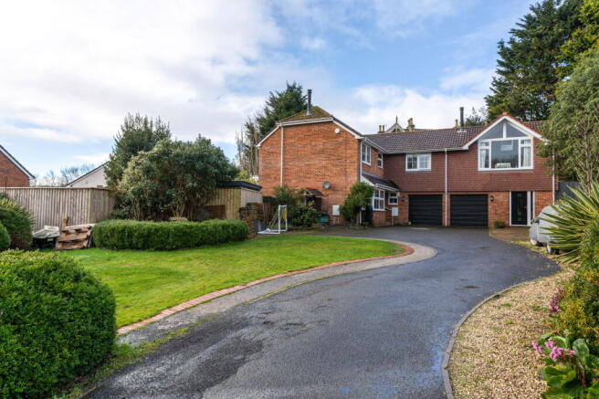 5 bed property, in Woodland Park, £700,000