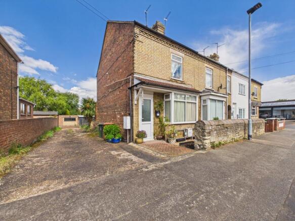 2 bed property, in Church Street, £195,000