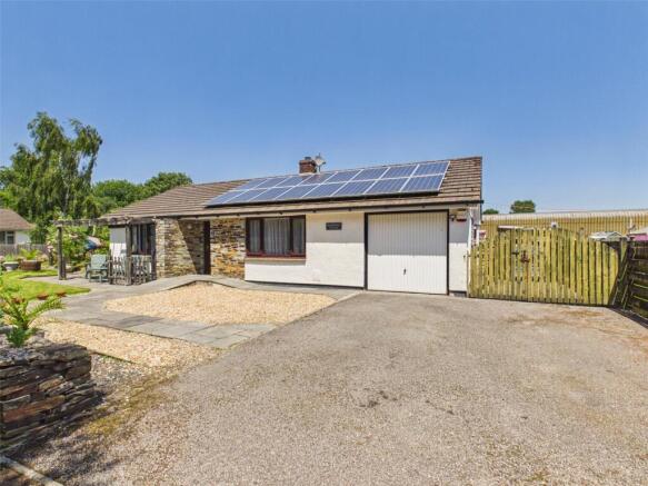 2 bed property, in Syra Close, £375,000