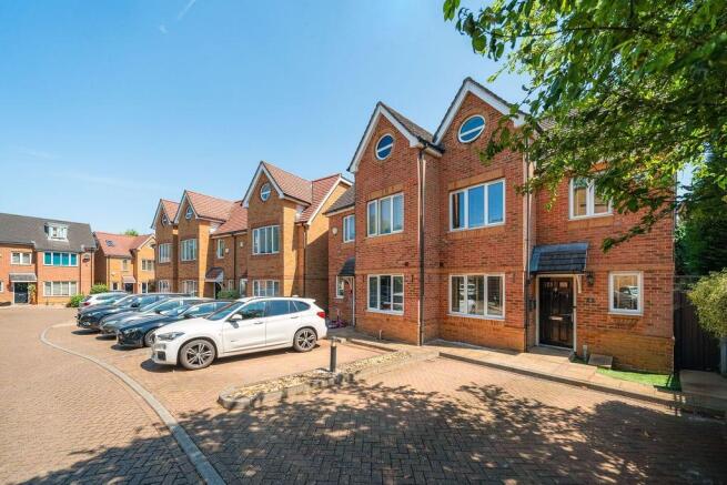 4 bed property, in Linden Close, £660,000