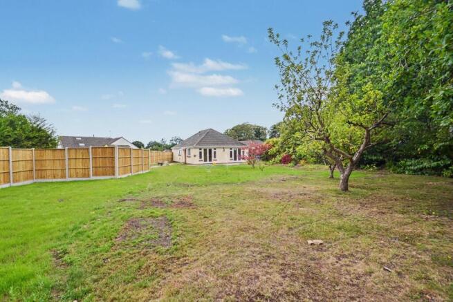 3 bed property, in Broadstone, £550,000