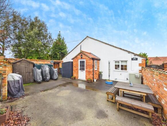 2 bed property, in Lincoln Lane, £200,000