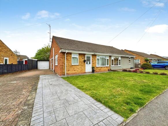 2 bed property, in Alma Close, £300,000