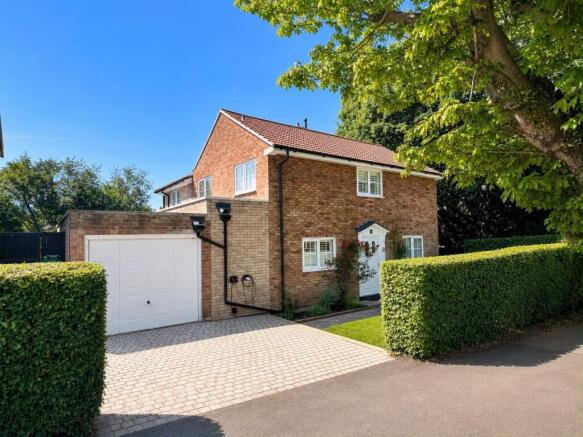 4 bed property, in Howlands, £775,000