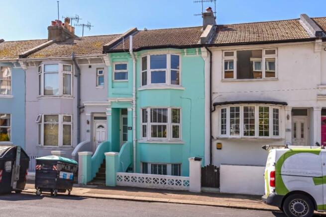 1 bed property, in Clarendon Road, £175,000