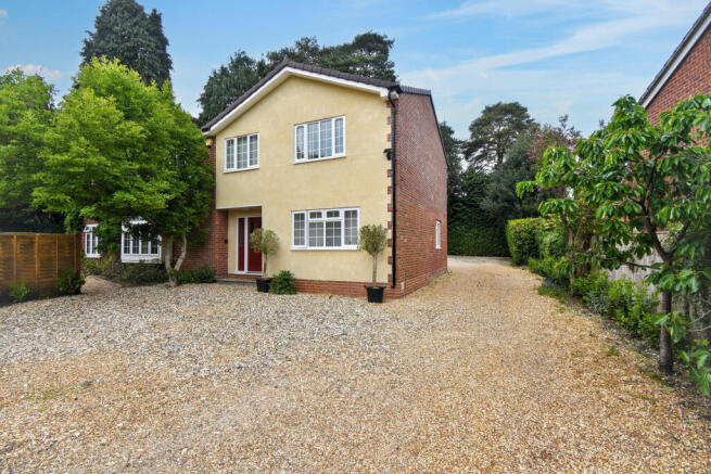 6 bed property, in Vicarage Gardens, £850,000