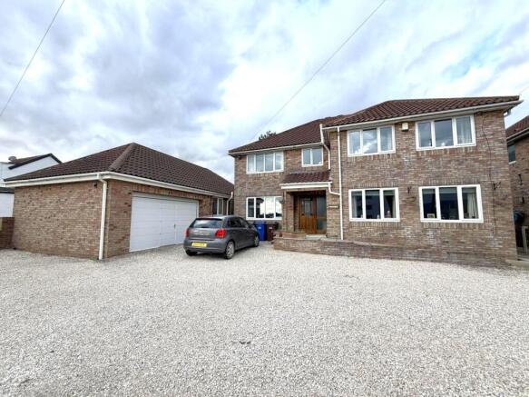 6 bed property, in Bishopdyke Road, £650,000