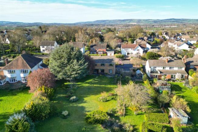 4 bed property, in Jeffreys Way, £695,000