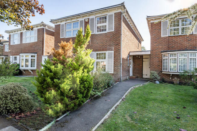 4 bed property, in Cotswold Close, £1,200,000