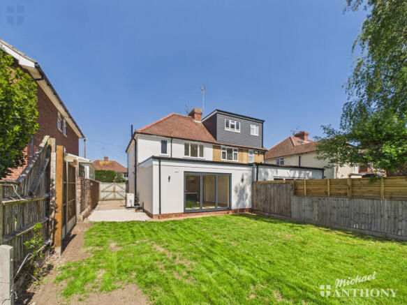 3 bed property, in Tring Road, £525,000